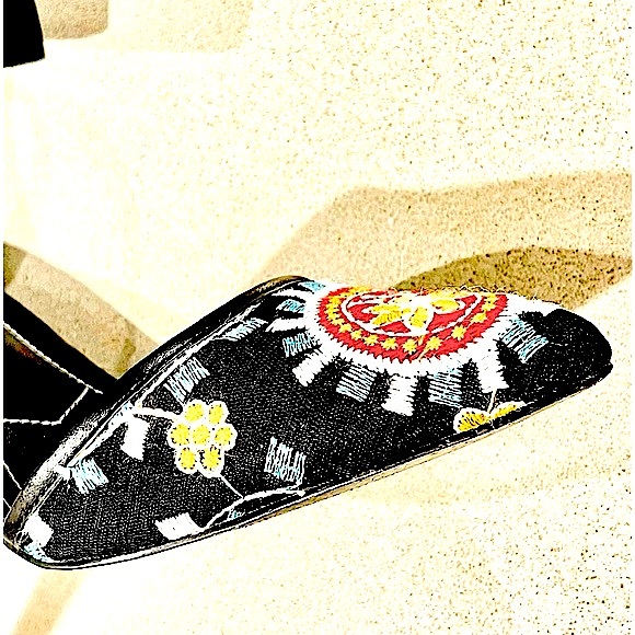 CHARLES BY CHARLES DAVID Pointer Pump Size 8 Color-BlackEmbroidered/Mesh 💕 - Picture 13 of 14